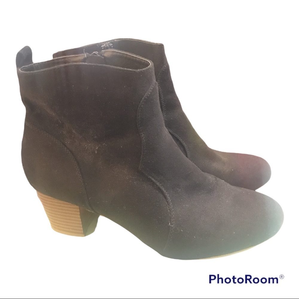 American Eagle black faux suede ankle boots Sz 10